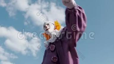 一个化了妆，穿着和IT类似的西装的家伙，在天空中和云彩跳舞。 以小丑的形象跳舞